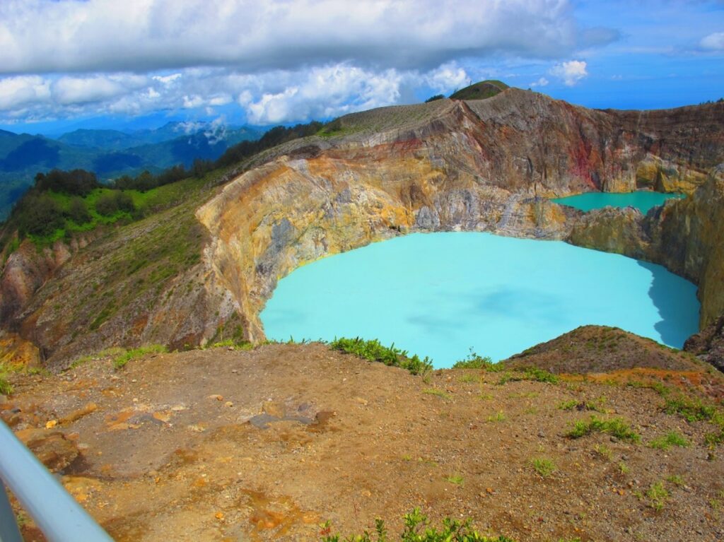 Indonesien: Kelimutu National Park – Vulkankrater, die die Farbe wechseln