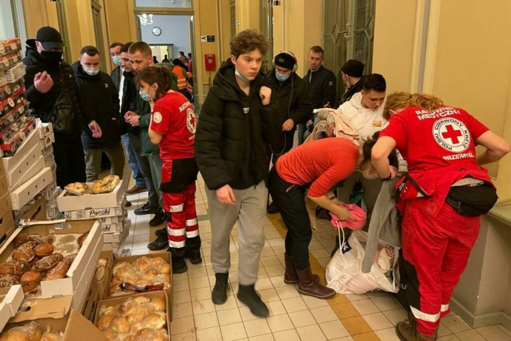 Das Polnische Rote Kreuz versorgt Flüchtlinge aus der Ukraine mit Lebensmitteln und Kleidung in einer Notunterkunft.