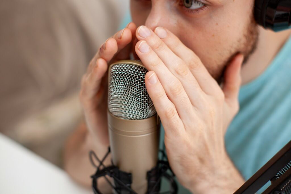 ASMR: Ein Mann flüstert in ein Mikrofon