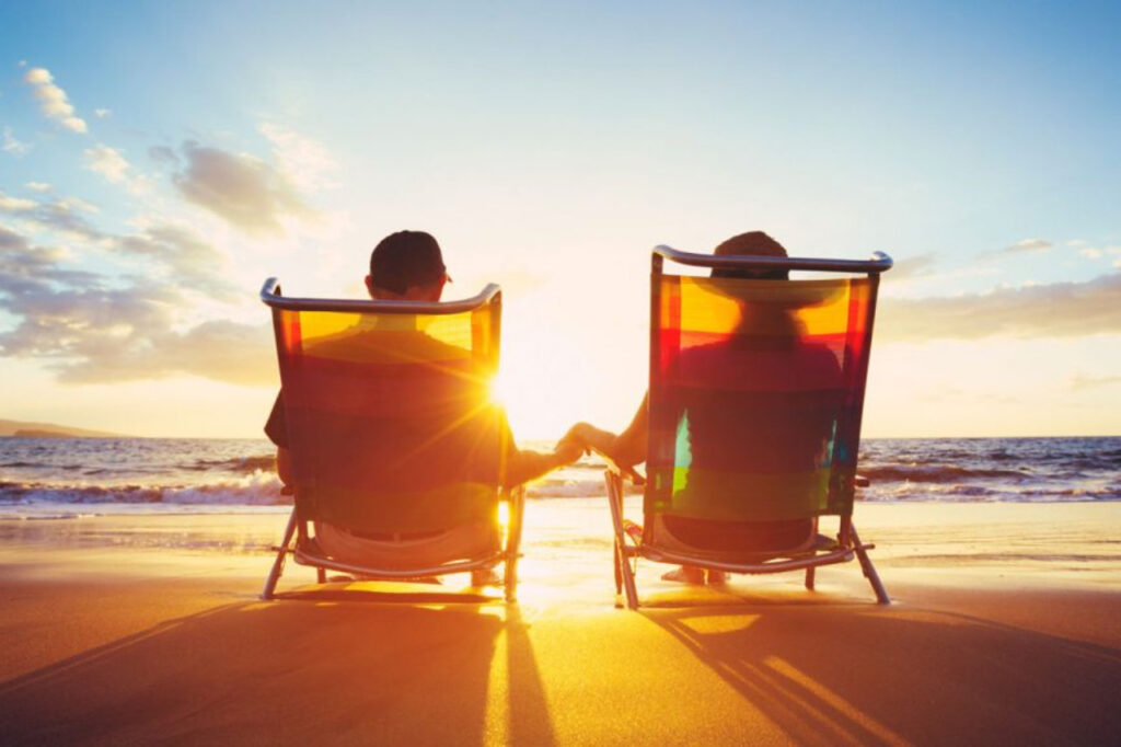 Warum krank im Urlaub: ein Paar in Liegestühlen