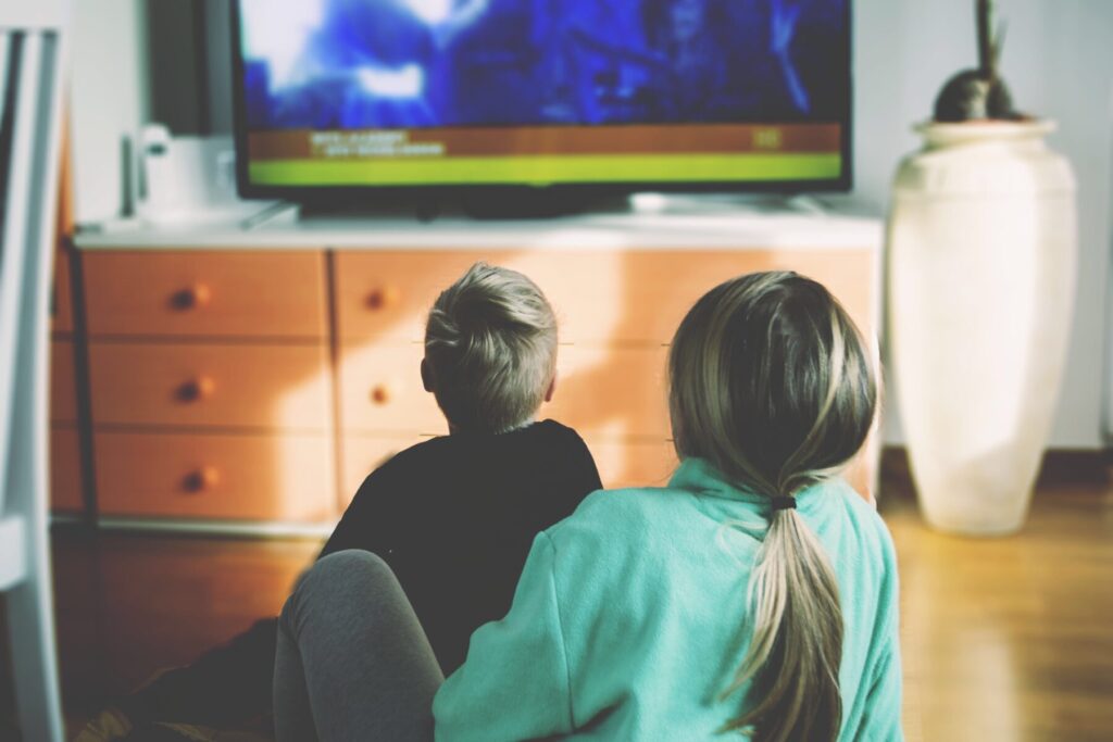 Neue Medien mit Kindern: Wenn Kinder Fernsehen und Internet entdecken